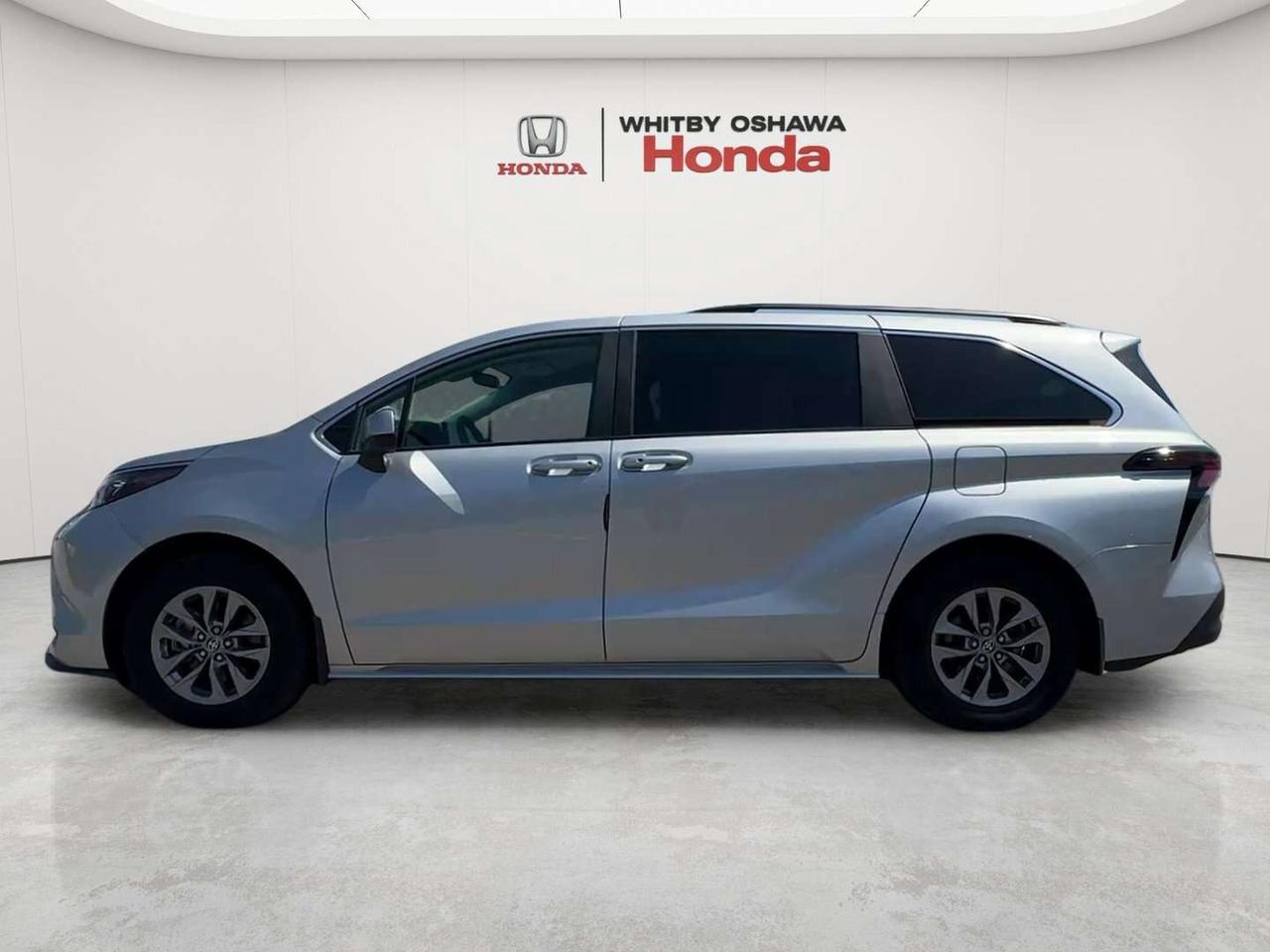 2025 Toyota Sienna LE Photo2
