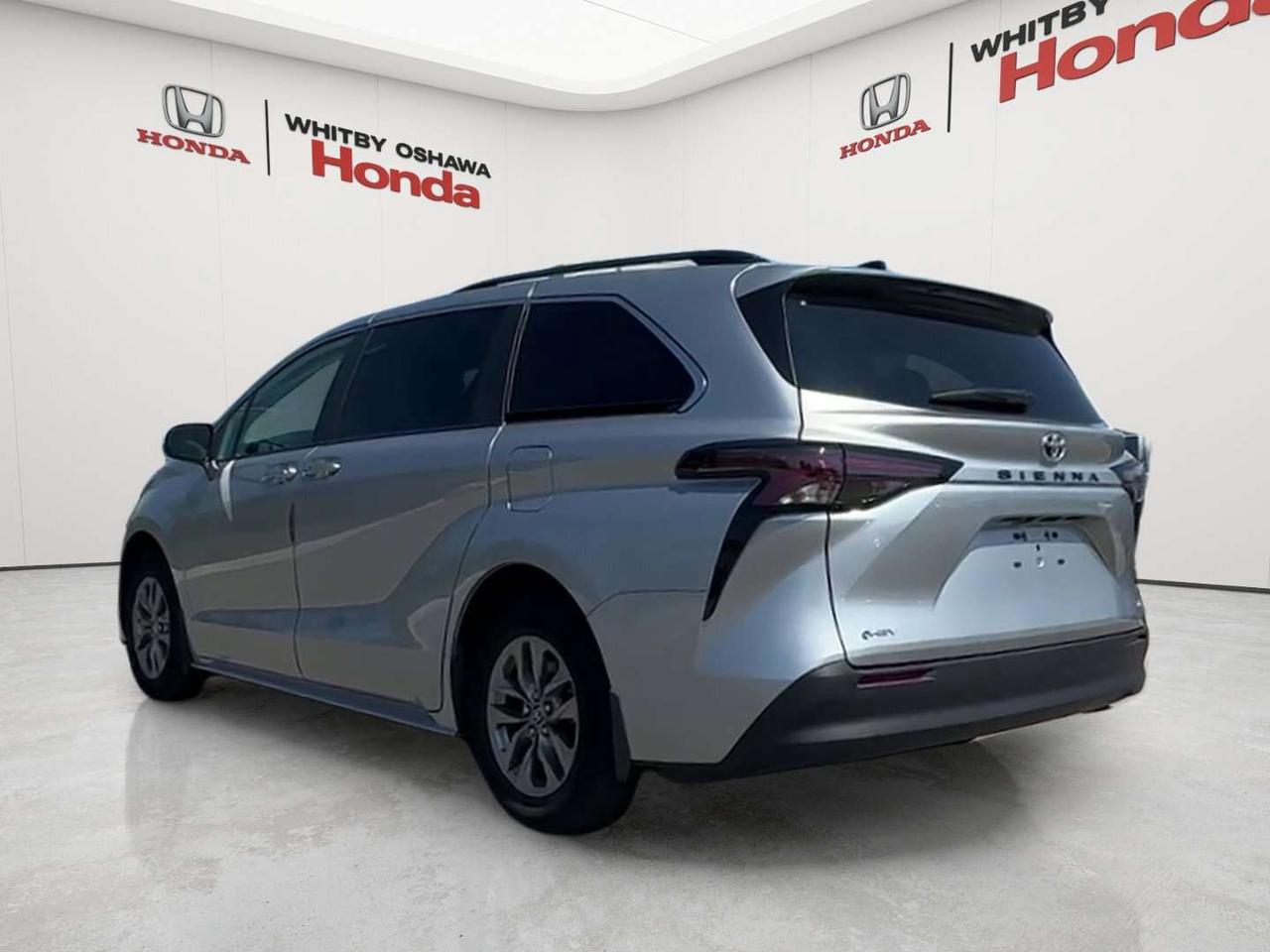 2025 Toyota Sienna LE Photo