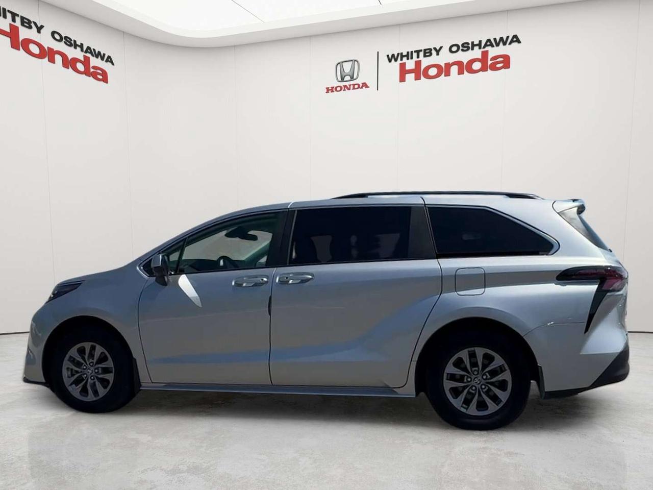 2025 Toyota Sienna LE Photo3