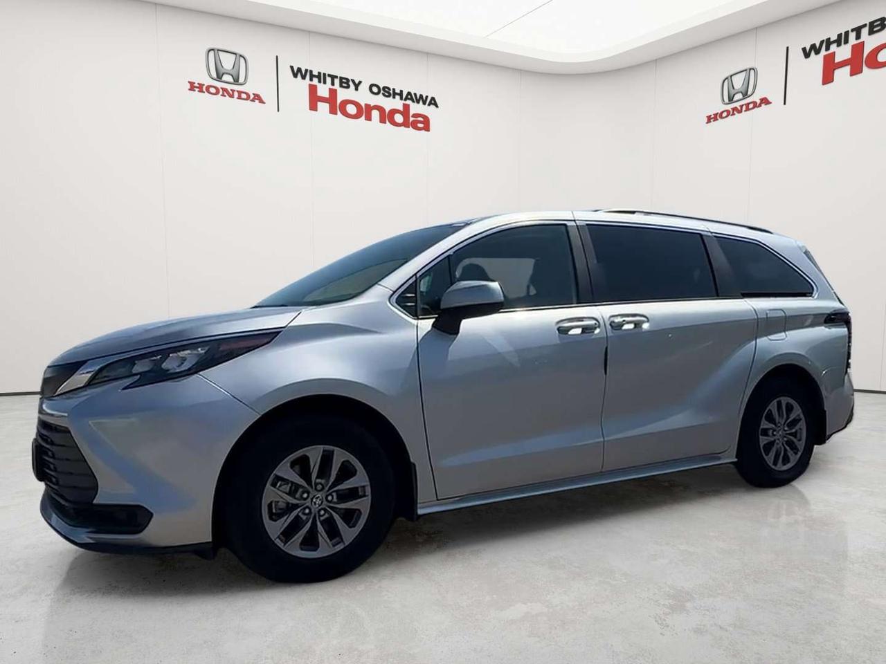 2025 Toyota Sienna LE Photo5
