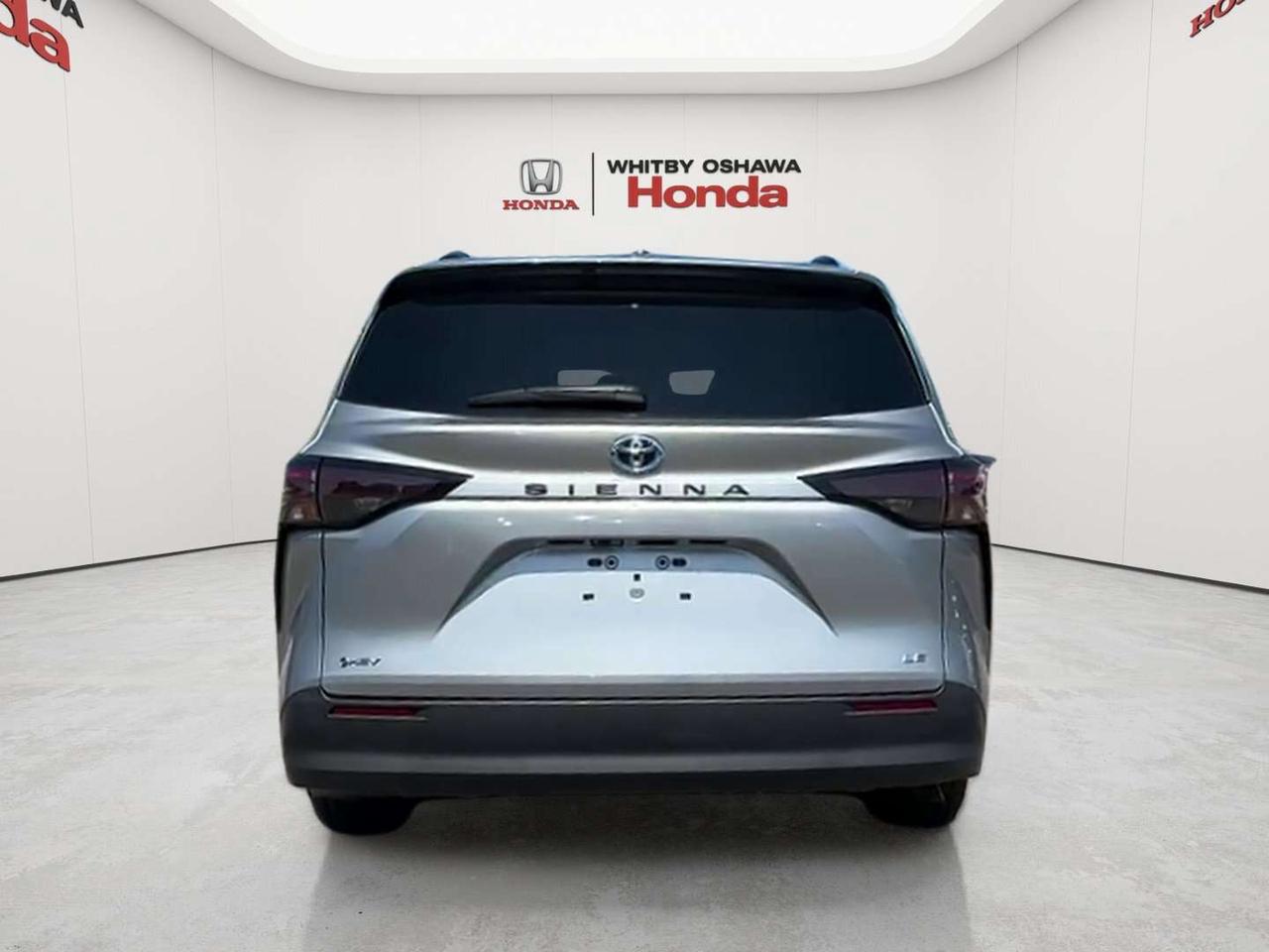 2025 Toyota Sienna LE Photo