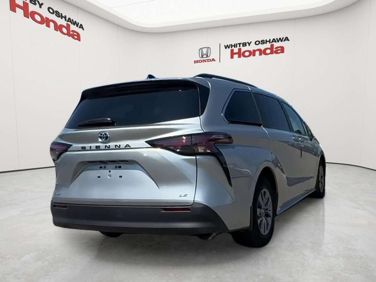 2025 Toyota Sienna LE Photo