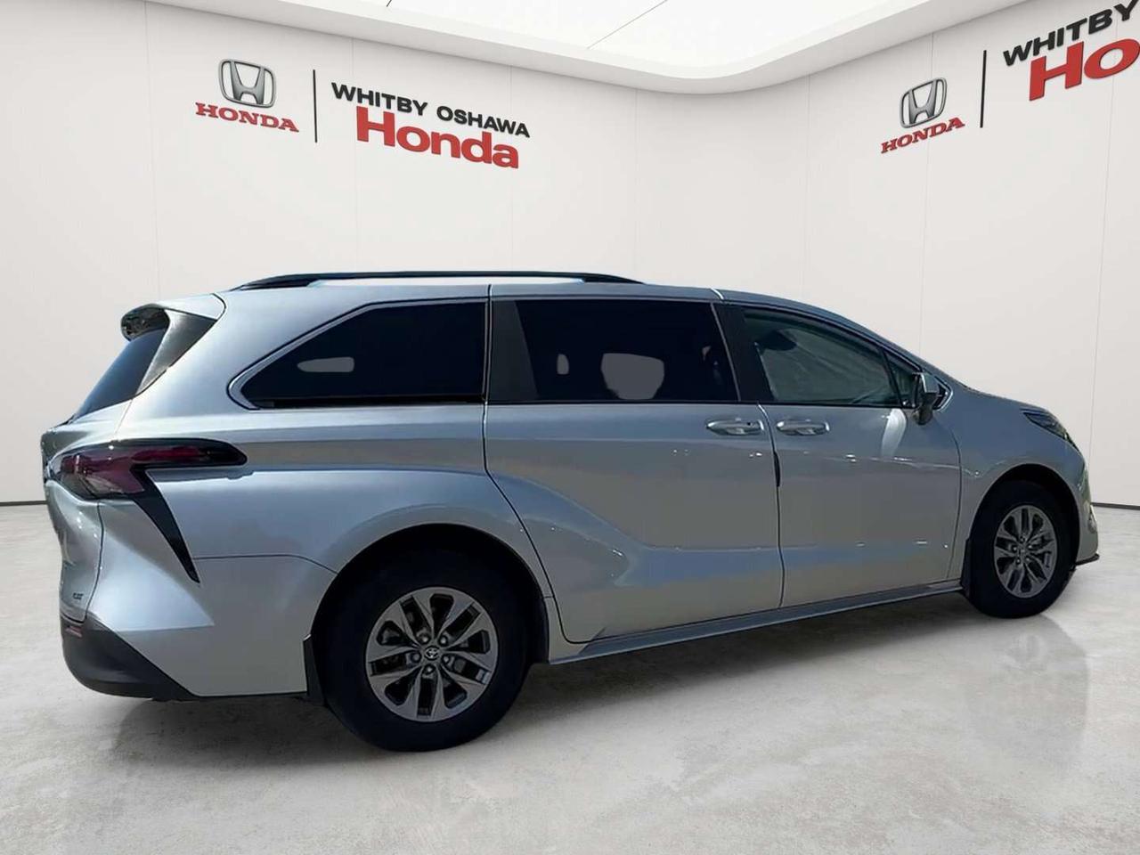 2025 Toyota Sienna LE Photo