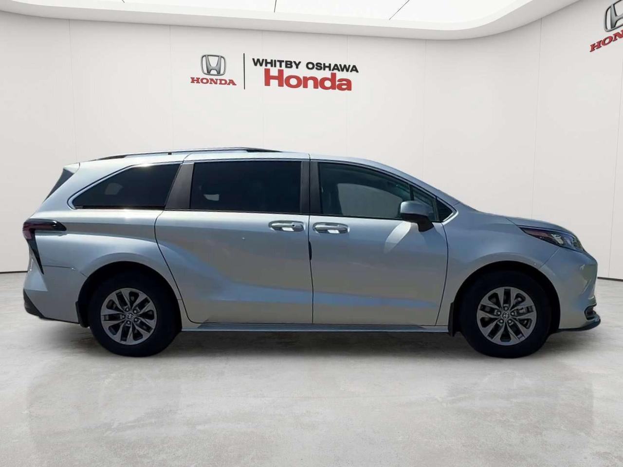 2025 Toyota Sienna LE Photo