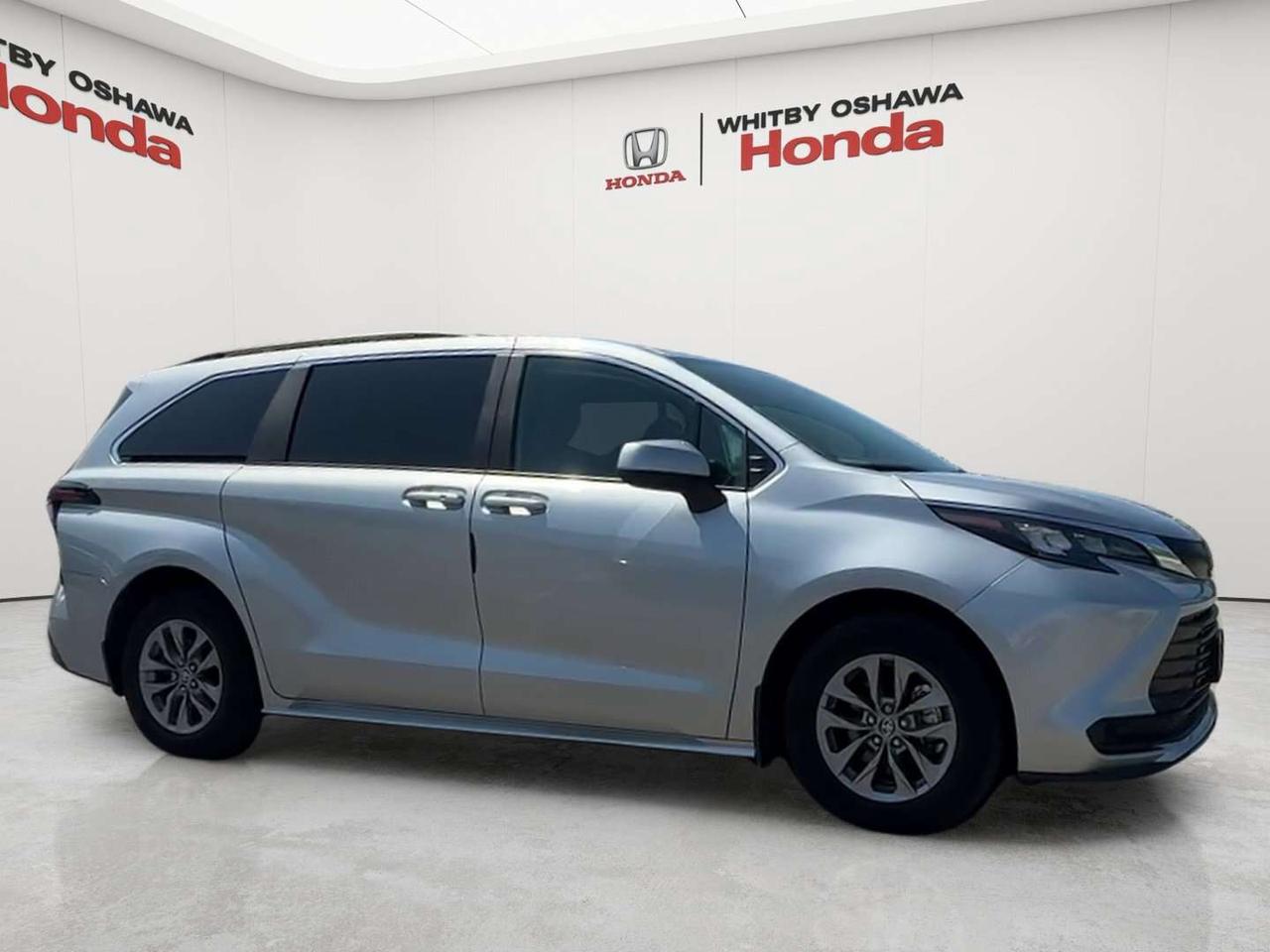 2025 Toyota Sienna LE Photo