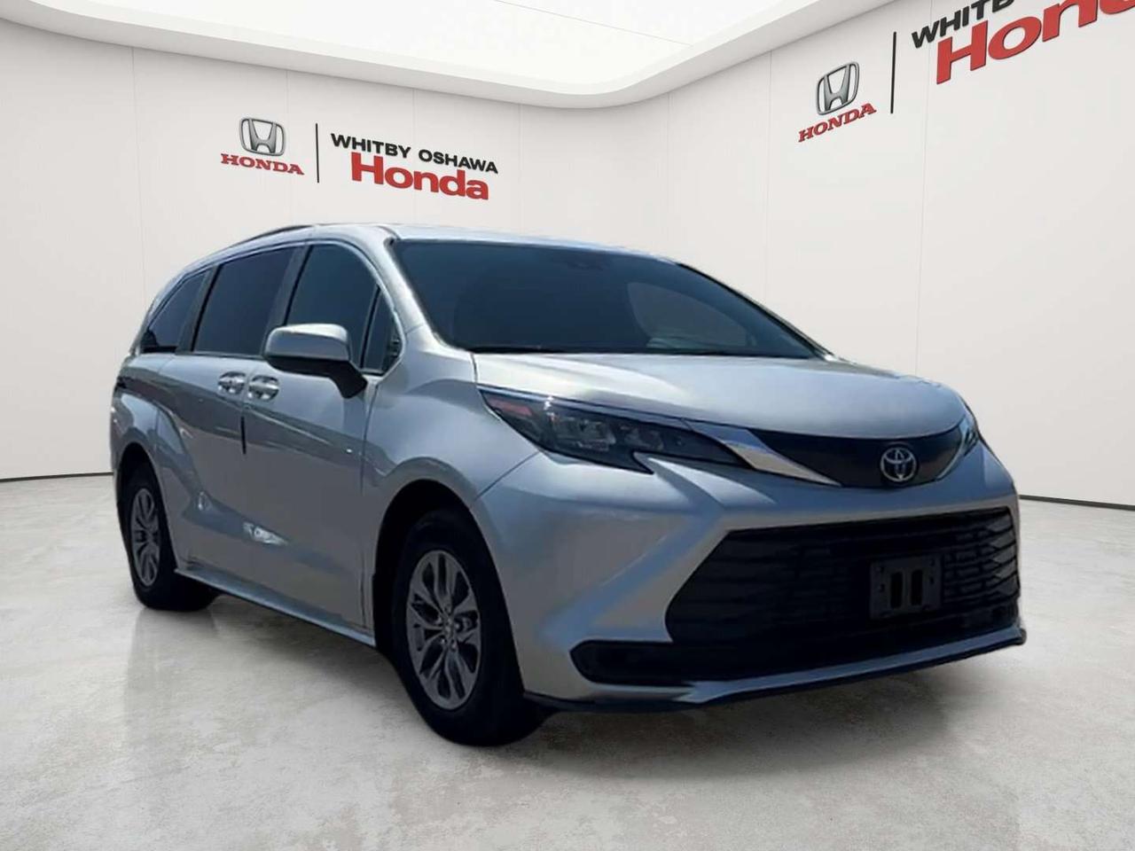 2025 Toyota Sienna LE Photo