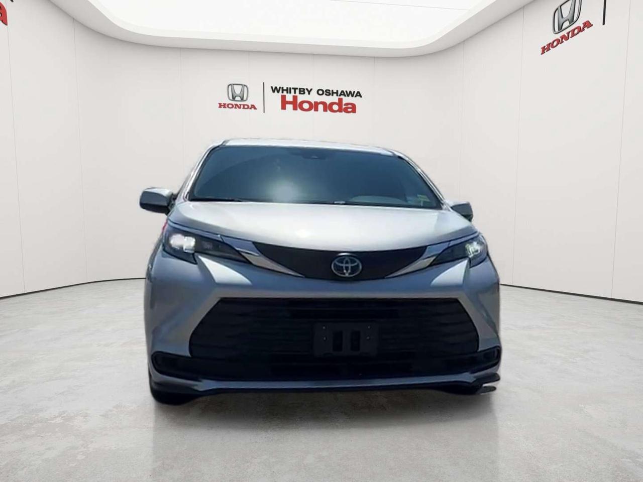 2025 Toyota Sienna LE Photo