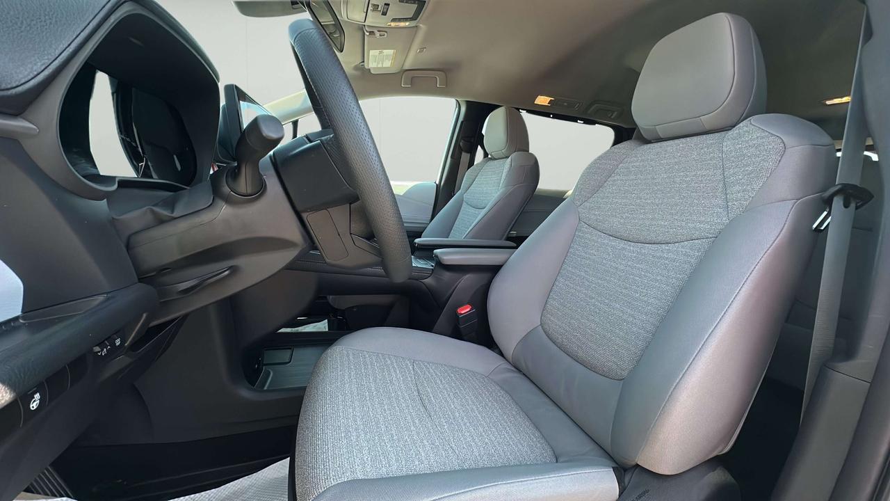 2025 Toyota Sienna LE Photo