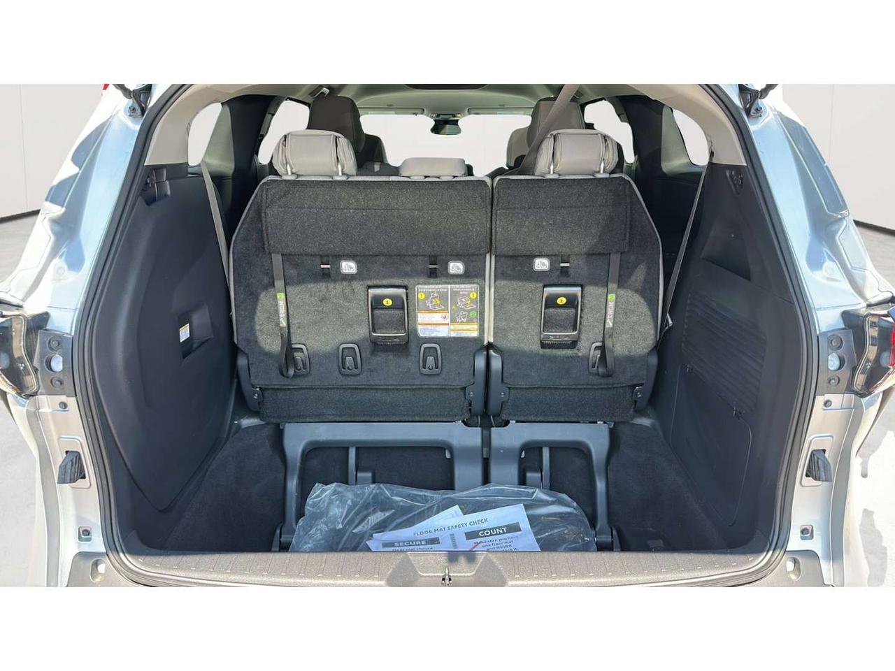 2025 Toyota Sienna LE Photo