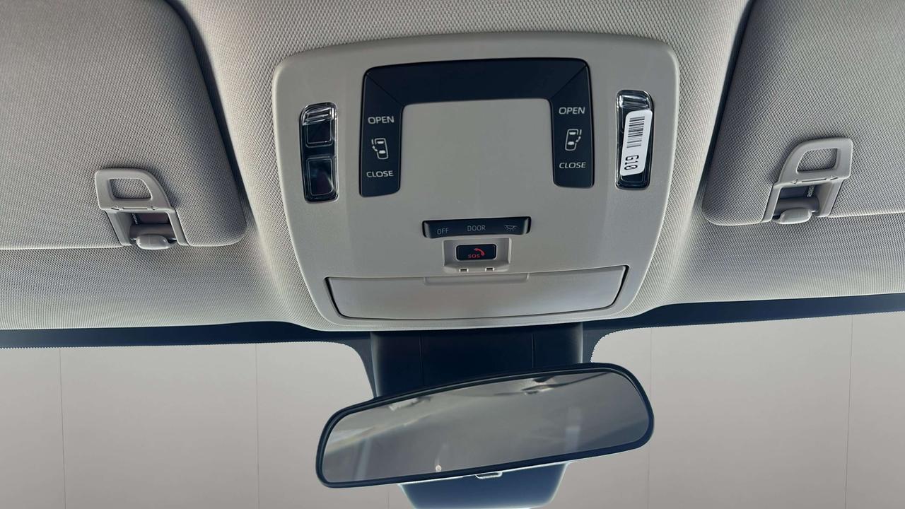 2025 Toyota Sienna LE Photo
