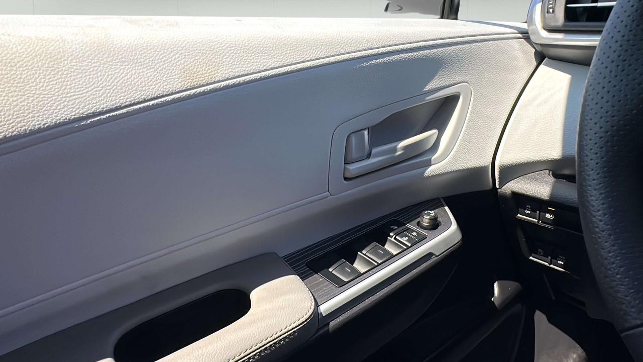 2025 Toyota Sienna LE Photo