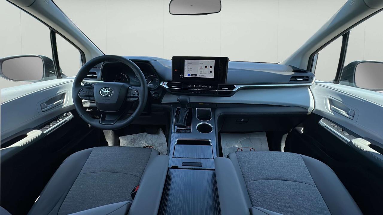 2025 Toyota Sienna LE Photo