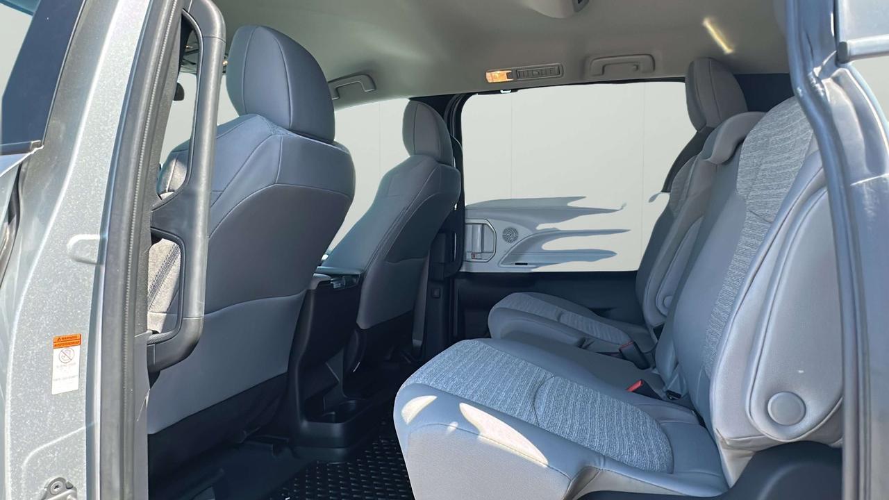 2025 Toyota Sienna LE Photo