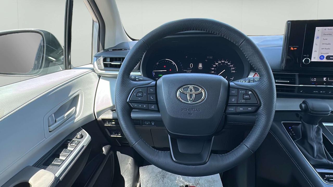 2025 Toyota Sienna LE Photo