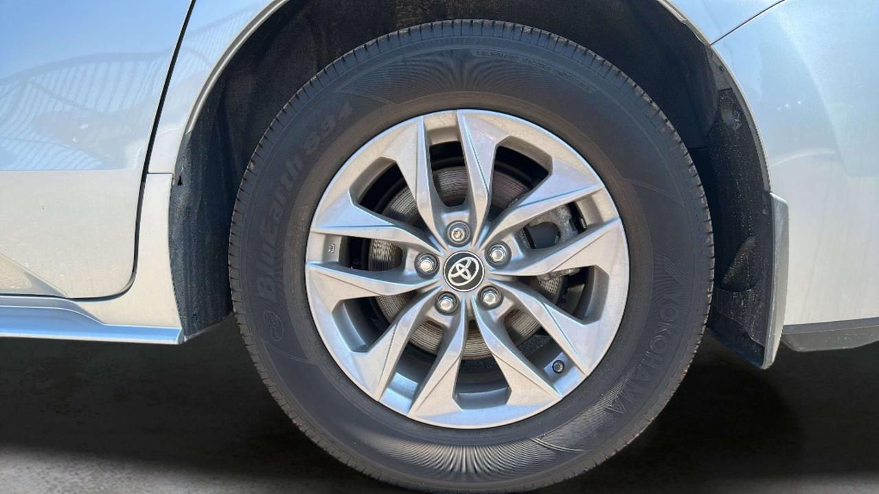 2025 Toyota Sienna LE Photo