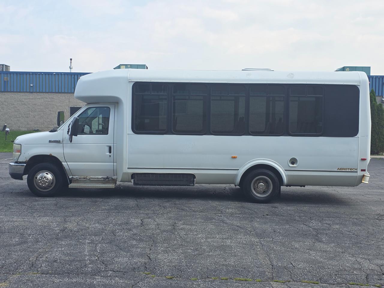 2010 Ford Econoline E450 *FULLY FINISHED BUS DRIVE AWAY TODAY* Photo