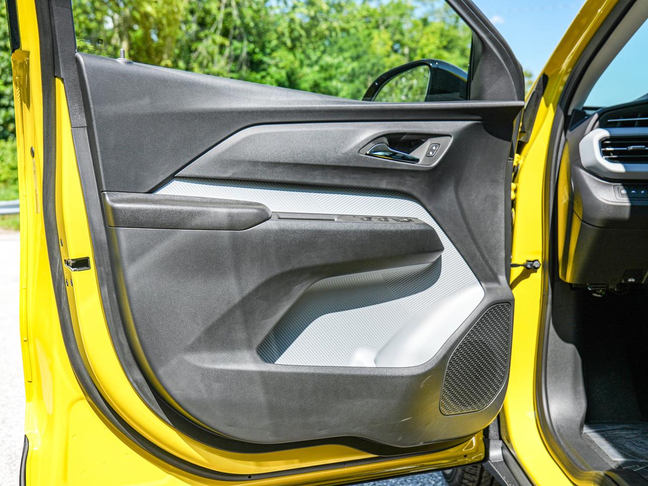 2027 Chevrolet Bolt RS Photo