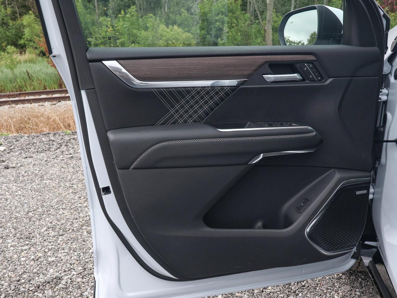 2027 GMC Acadia Denali Photo