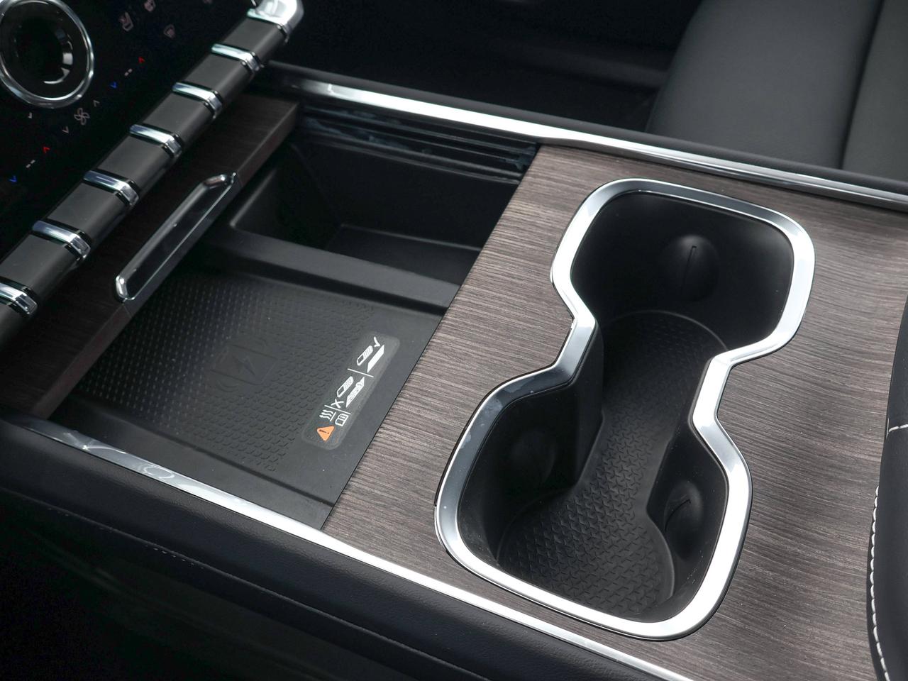 2027 GMC Acadia Denali Photo