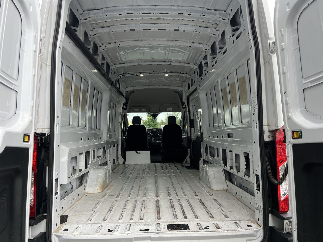 2022 Ford Transit 250 AWD, LEATHER SEATS, REVERSE CAMERA, POWER WINDOWS!! Photo