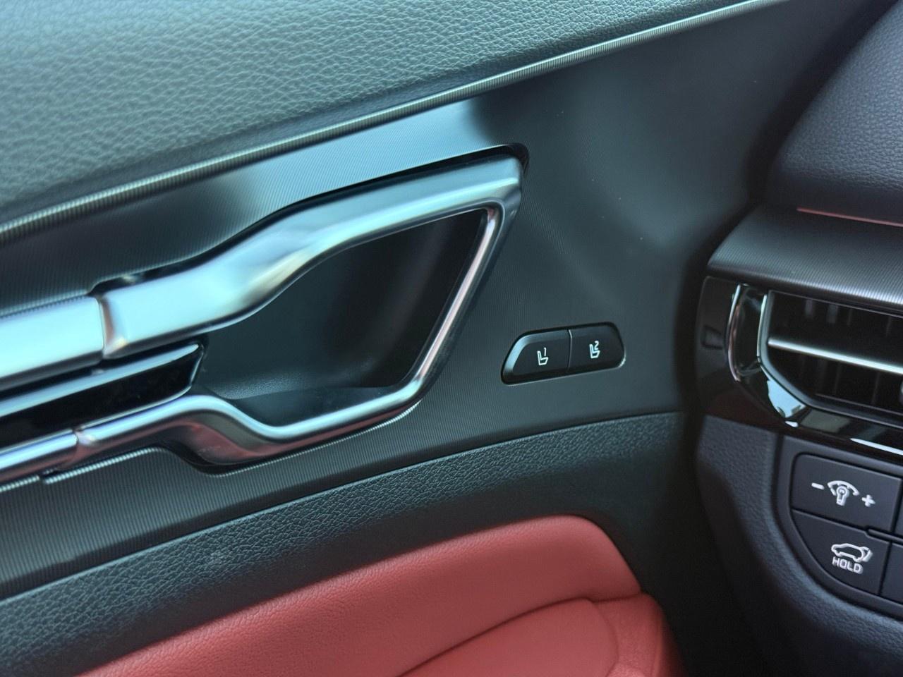2027 Kia Sportage Hybrid SX AWD w/Red Interior Photo