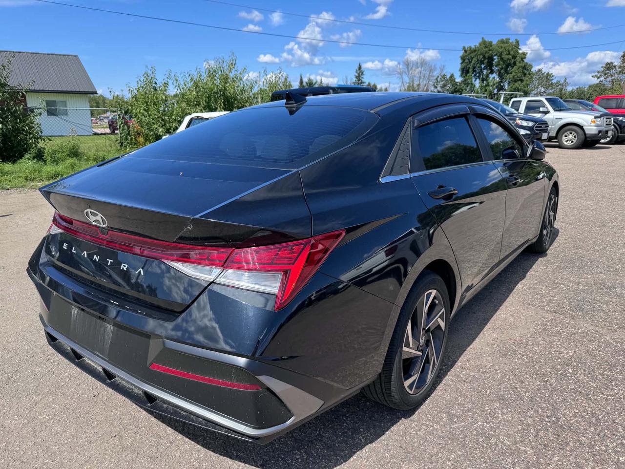2024 Hyundai Elantra Luxury Photo1