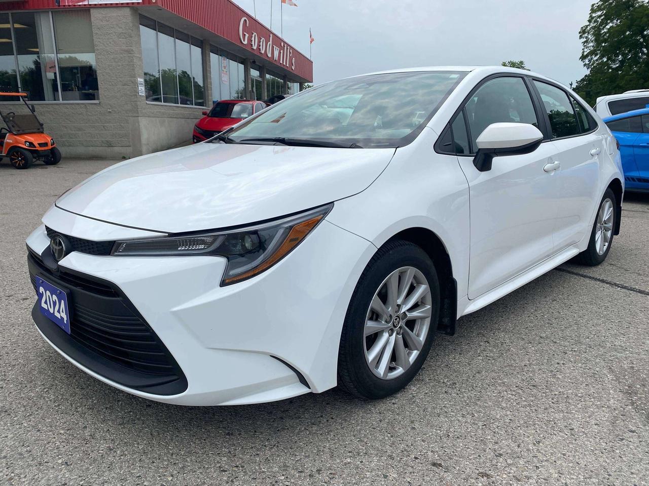 2024 Toyota Corolla LE, CLEAN CARFAX, SUNROOF, ADAPTIVE CRUISE! - Photo #4