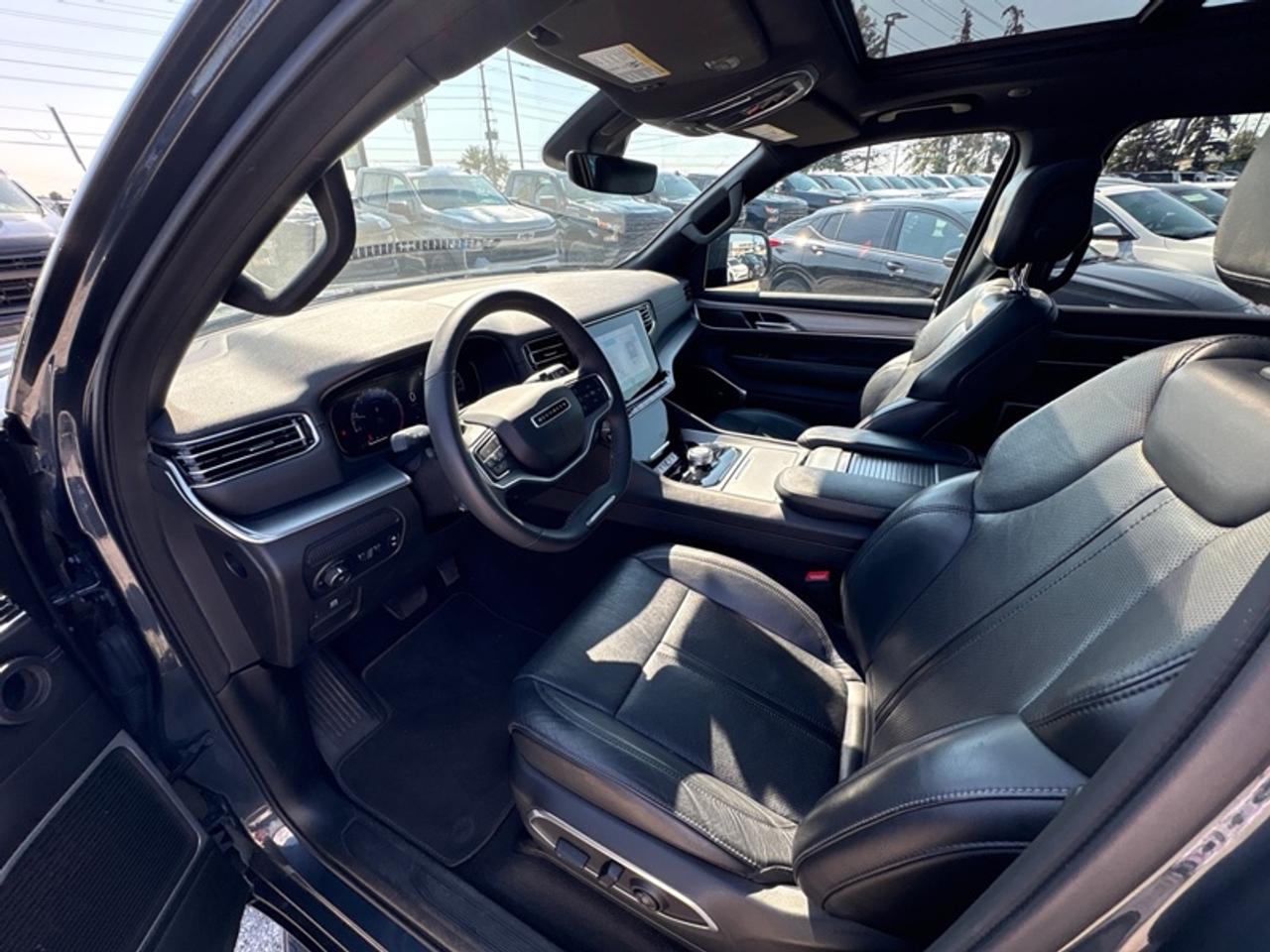 2024 Jeep Wagoneer Series II Carbide  8 PASS|PANO ROOF Photo