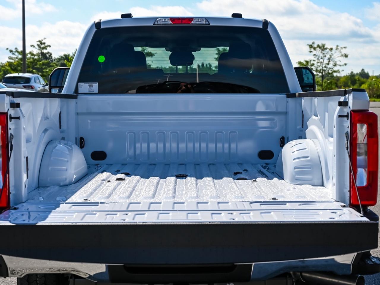 2027 Ford F-350 Super Duty SRW XLT Photo