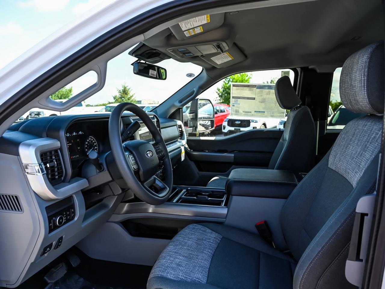2027 Ford F-350 Super Duty SRW XLT Photo