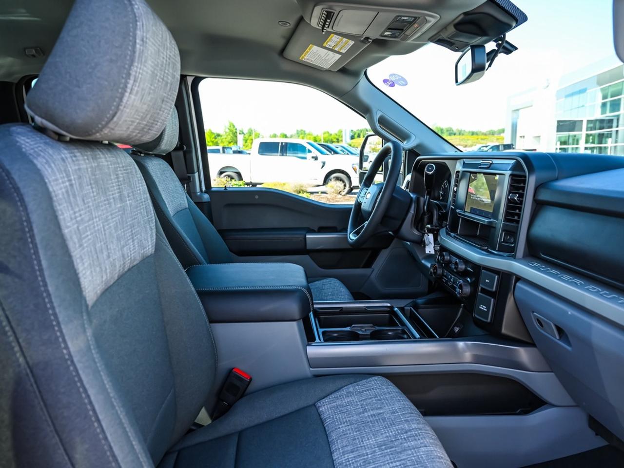 2027 Ford F-350 Super Duty SRW XLT Photo