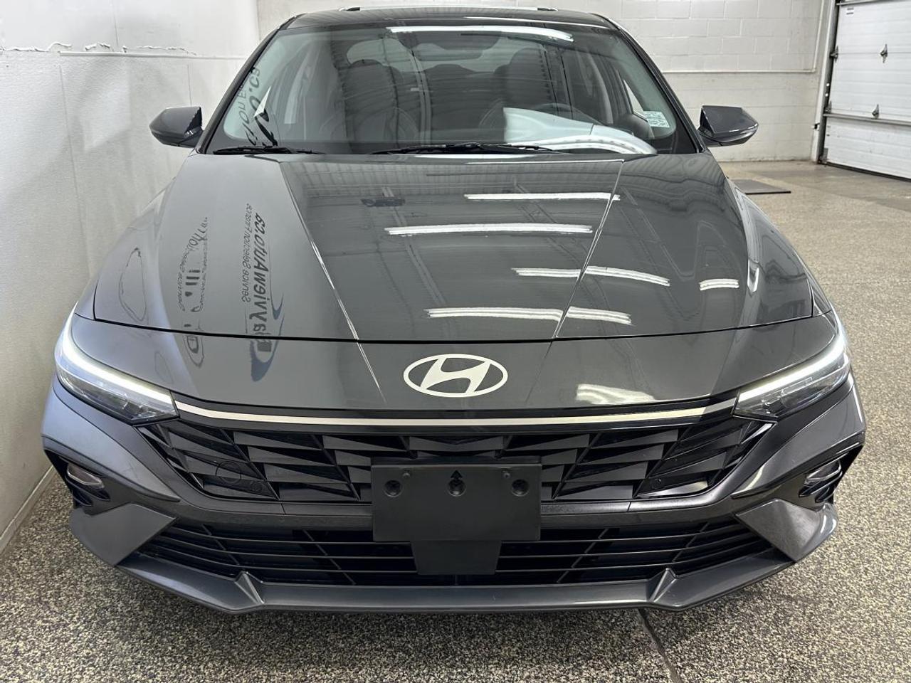 2025 Hyundai Elantra Luxury - LEATHER/SUNROOF/25KM/OFF HYUNDAI 1 OWNER LEASE! Photo