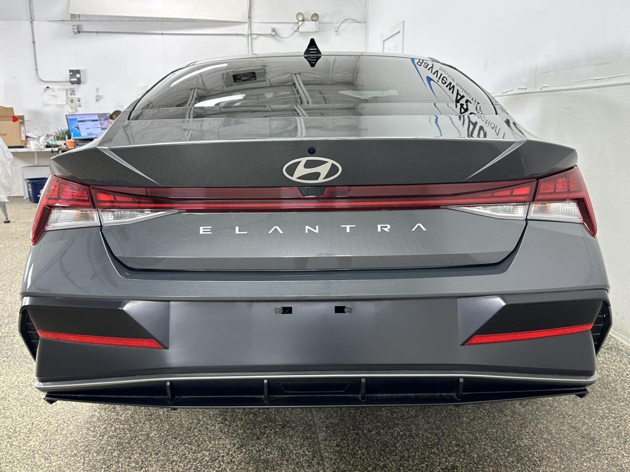 2025 Hyundai Elantra Luxury - LEATHER/SUNROOF/25KM/OFF HYUNDAI 1 OWNER LEASE! Photo