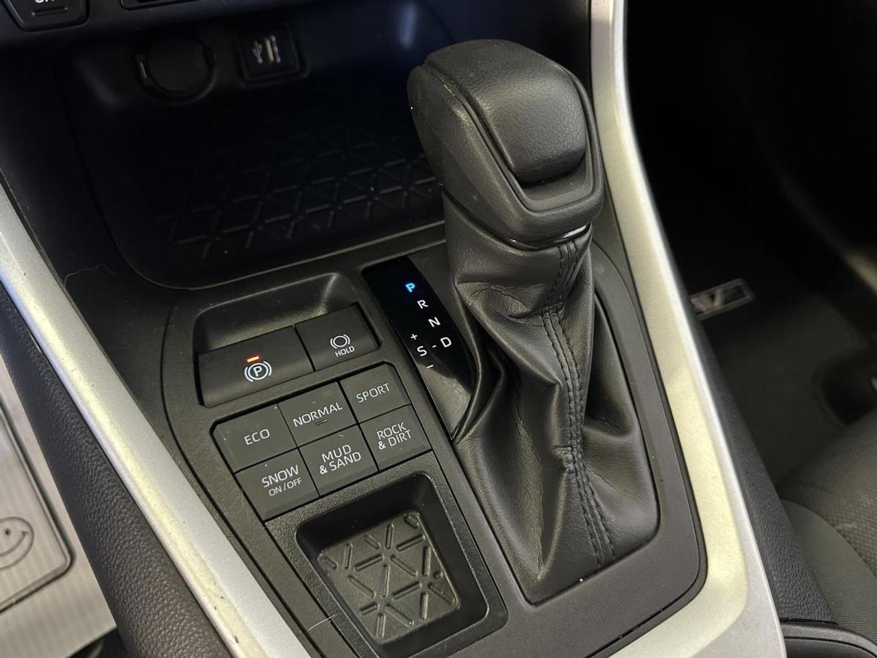 2024 Toyota RAV4 LE AWD - 25,000KM/DIRECT OFF TOYOTA LEASE! Photo