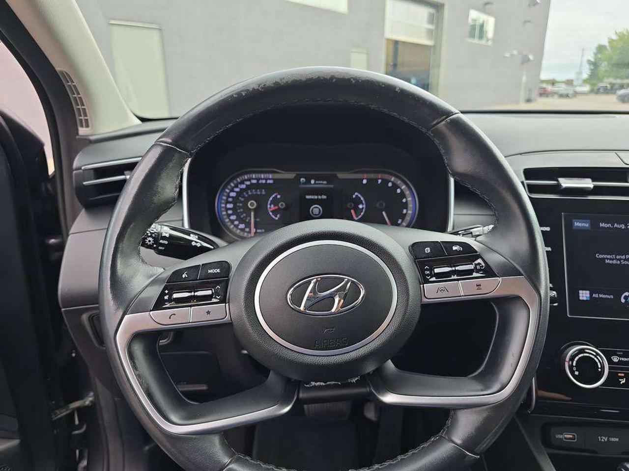 2022 Hyundai Tucson Preferred   NO ACCIDENTS HEATSEATS 7.9L/100KM Photo