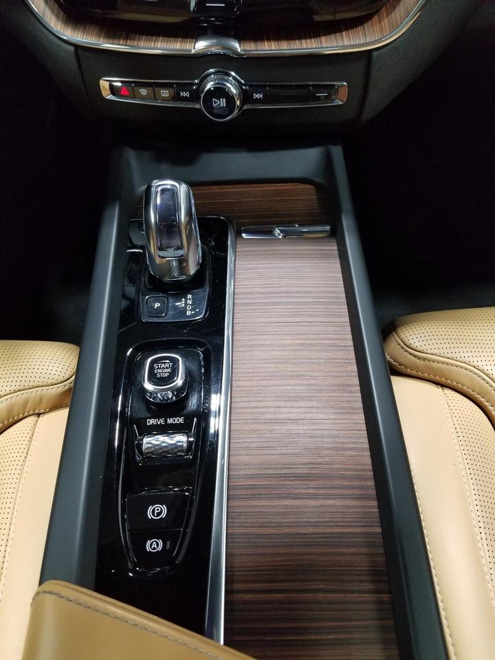 2019 Volvo XC60 Hybrid T8 Inscription 4dr All-Wheel Drive Photo