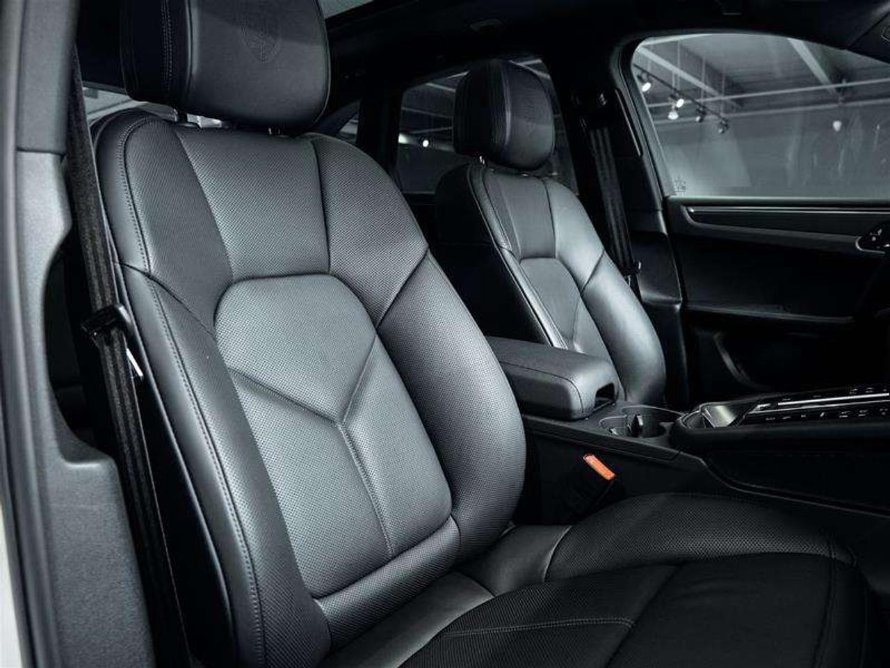 2026 Porsche Macan AWD Photo