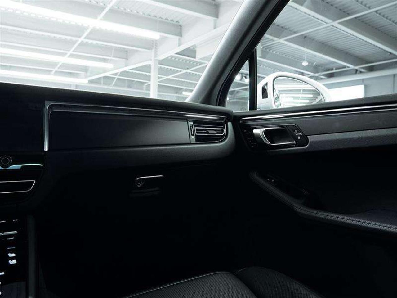 2026 Porsche Macan AWD Photo