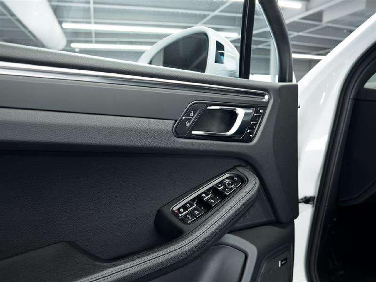 2026 Porsche Macan AWD Photo