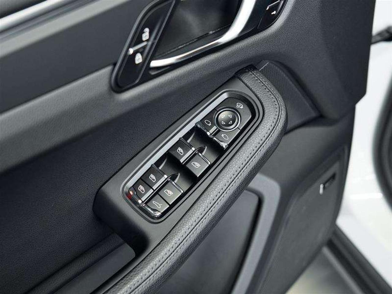 2026 Porsche Macan AWD Photo