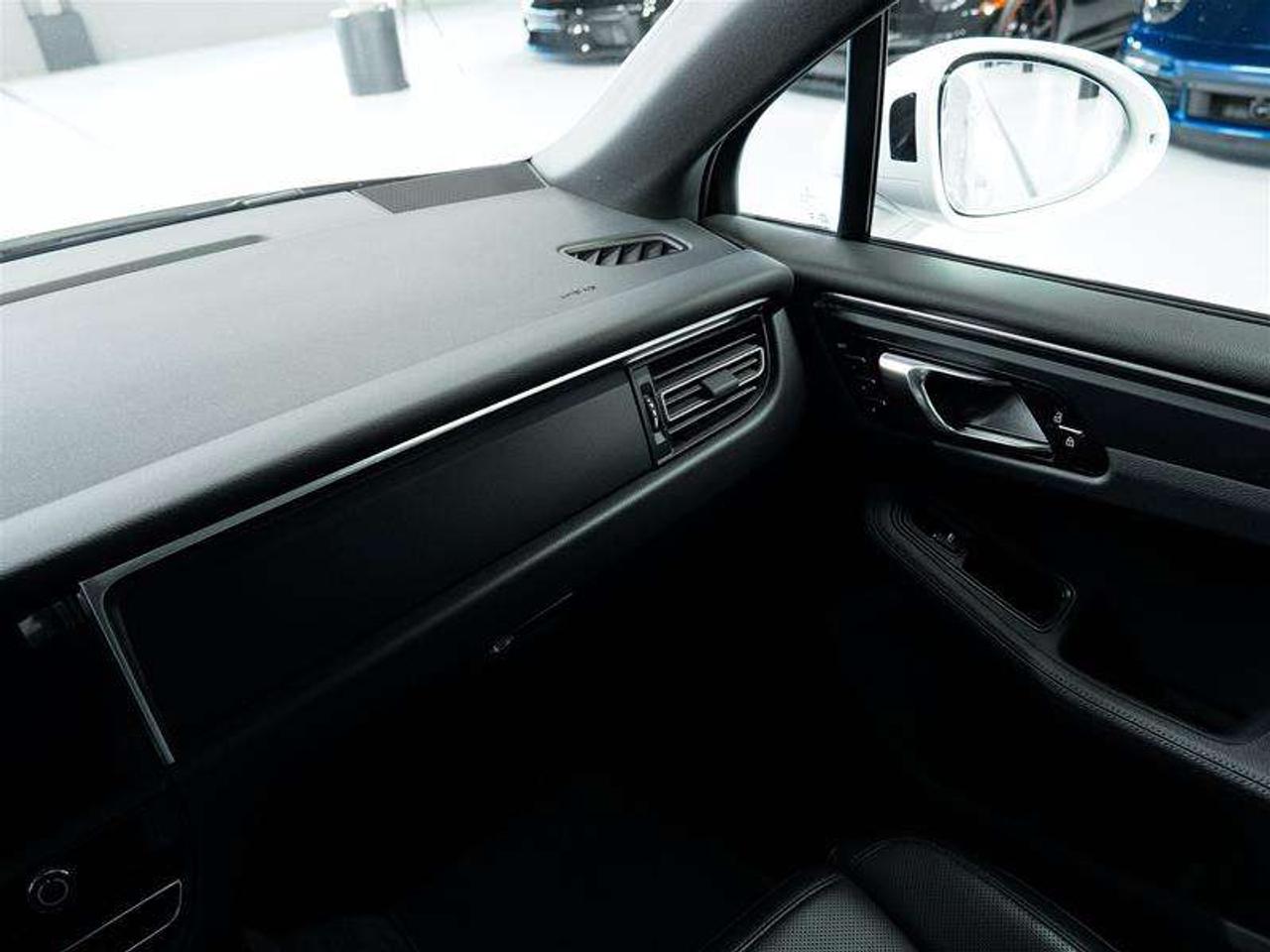 2026 Porsche Macan AWD Photo