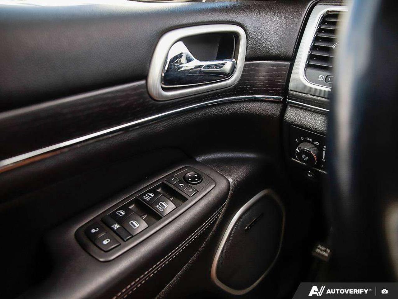 2021 Jeep Grand Cherokee SUMMIT, 3.6L V6, AWD, ALLOYS, LEATHER, SUNROOF, NAV, 1-OWNER, LOW KMS, CERTIFIED PREOWNED! Photo