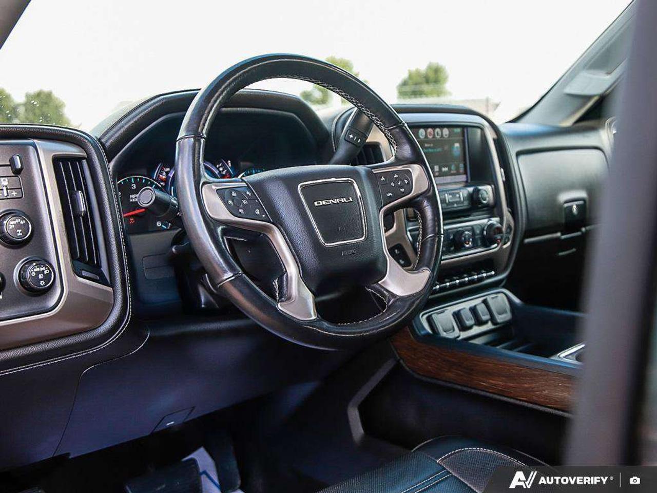 2018 GMC Sierra 1500 DENALI, 6.2L V8, 4X4, ALLOYS, LEATHER, NAV, SUNROOF, BOSE, 1-OWNER, AS-TRADED! Photo
