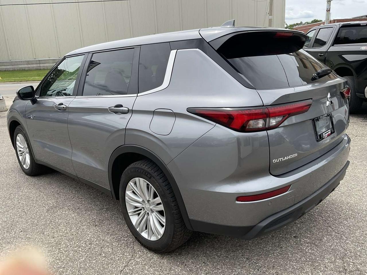 2023 Mitsubishi Outlander ES S-AWC - BACK-UP CAM! BSM! 7 PASS! EV RATES! Photo
