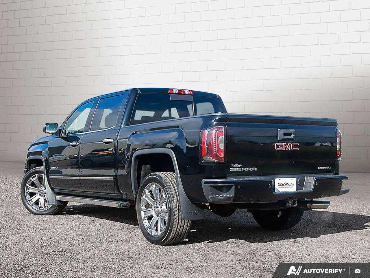 2018 GMC Sierra 1500 DENALI, 6.2L V8, 4X4, ALLOYS, LEATHER, NAV, SUNROOF, BOSE, 1-OWNER, AS-TRADED! Photo
