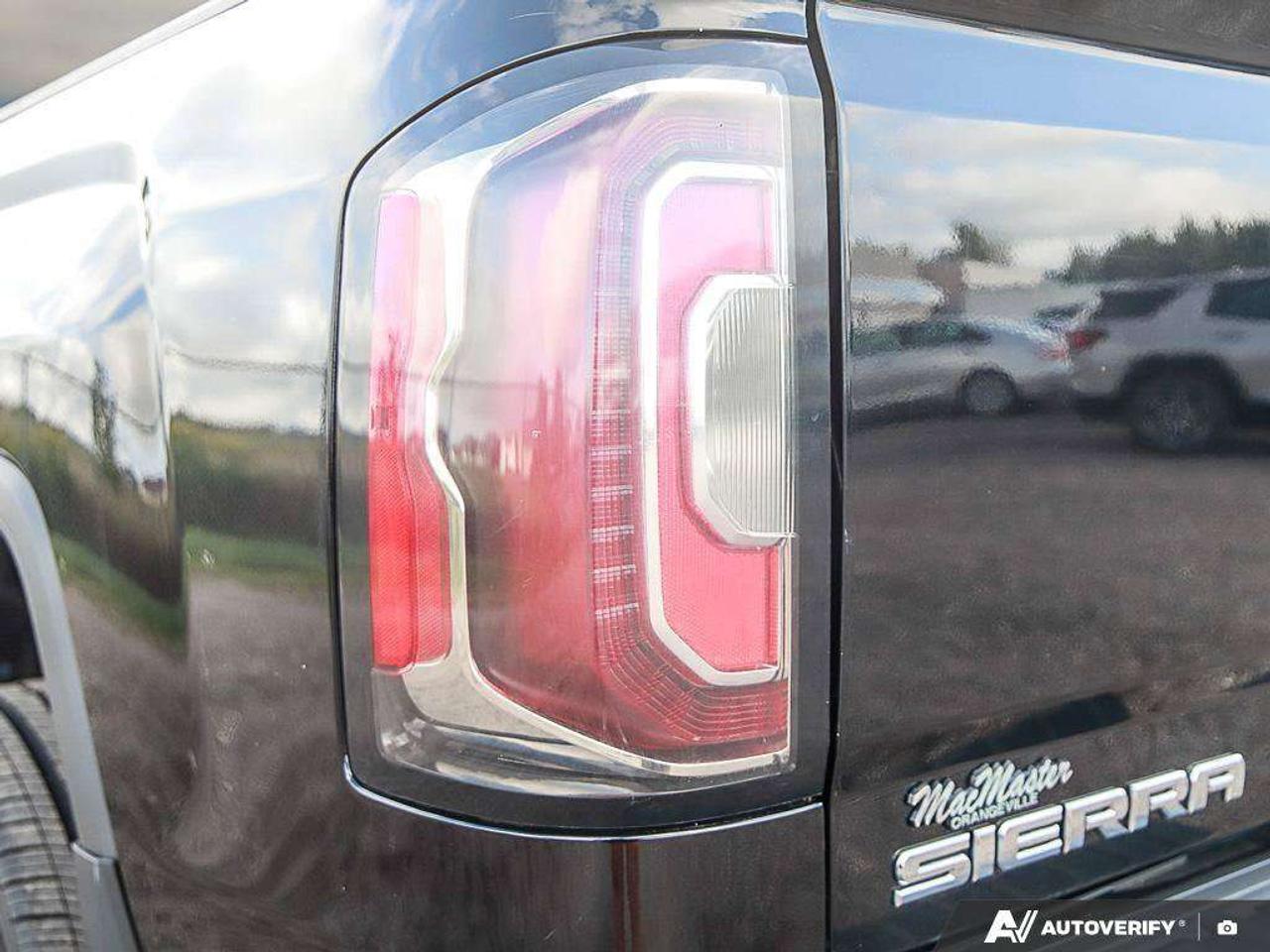 2018 GMC Sierra 1500 DENALI, 6.2L V8, 4X4, ALLOYS, LEATHER, NAV, SUNROOF, BOSE, 1-OWNER, AS-TRADED! Photo