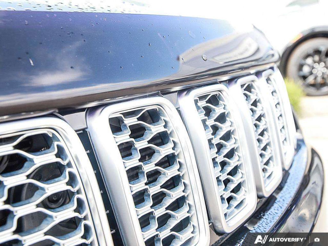 2021 Jeep Grand Cherokee SUMMIT, 3.6L V6, AWD, ALLOYS, LEATHER, SUNROOF, NAV, 1-OWNER, LOW KMS, CERTIFIED PREOWNED! Photo
