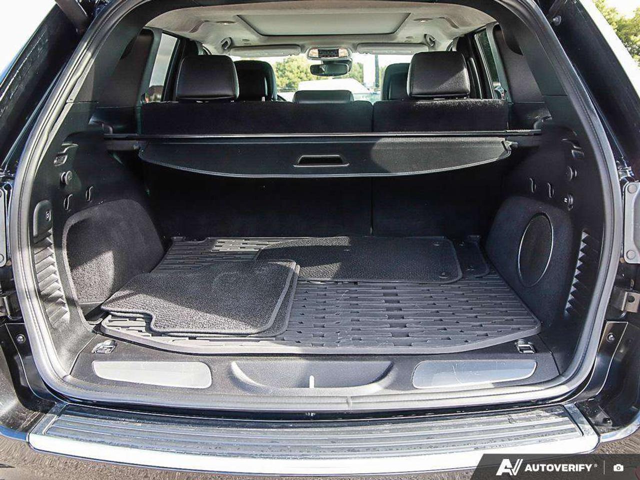 2021 Jeep Grand Cherokee SUMMIT, 3.6L V6, AWD, ALLOYS, LEATHER, SUNROOF, NAV, 1-OWNER, LOW KMS, CERTIFIED PREOWNED! Photo