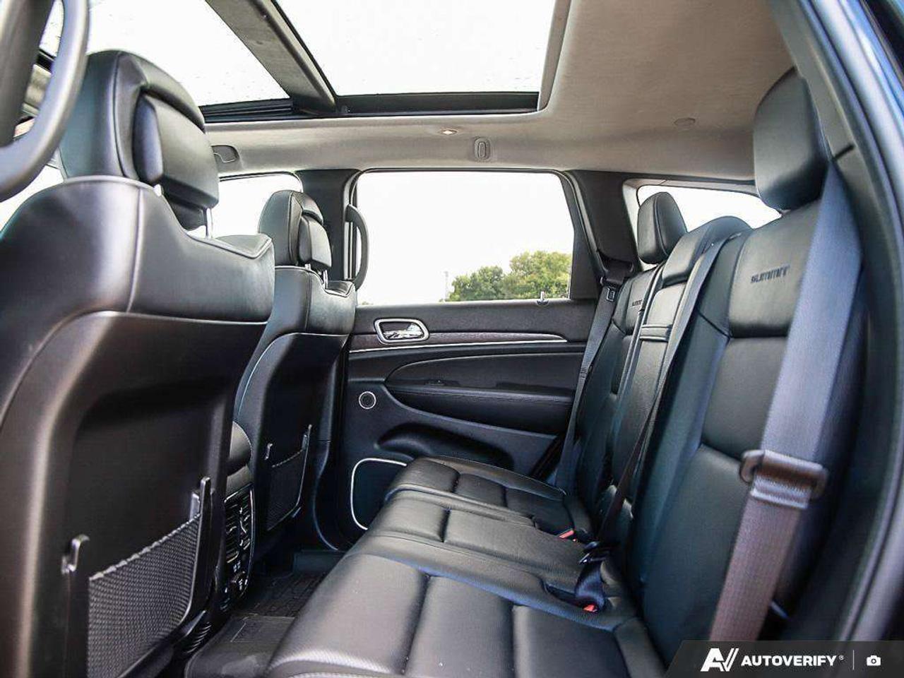 2021 Jeep Grand Cherokee SUMMIT, 3.6L V6, AWD, ALLOYS, LEATHER, SUNROOF, NAV, 1-OWNER, LOW KMS, CERTIFIED PREOWNED! Photo