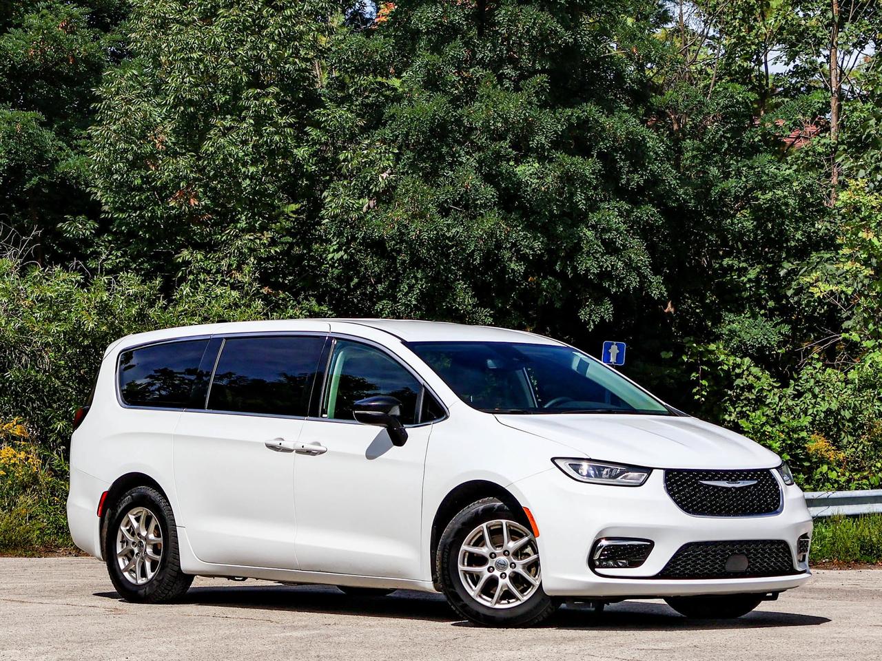 2024 Chrysler Pacifica Touring-L Photo5